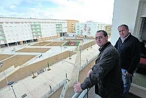 Francisco y Ángel Guijarro son hermanos y de los primeros vecinos del Cuartón Cortijo. Viven uno enfrente del otro. ::                             J.V.ARNELAS