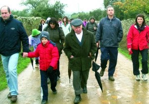 Abuelos y nietos recorren Tentudía