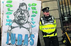 Un manifestante porta un cartel contra el primer ministro irlandés, Brian Cowen, en protesta por el plan de austeridad. ::
EFE