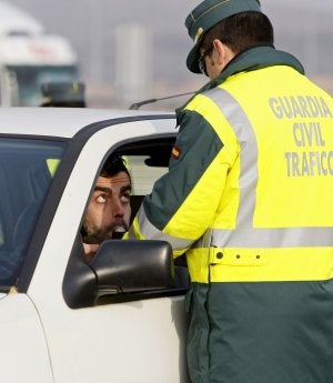Un conductor se somete a un control de alcoholemia. ::                             HOY