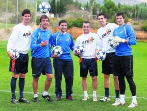 Con toda la ilusión. De izquierda a derecha Israel Losa, Jorge Azkoitia, Asier Garitano, Iván Romero, Fali y                         Xabi Pascual. ::                             FOTOS ALEX DOMÍNGUEZ