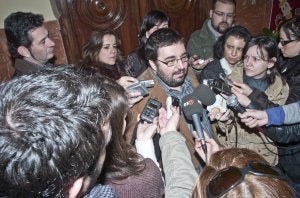 El presidente de Fundación Triángulo compareció frente a una afluencia masiva de periodistas ::                             PAKOPÍ