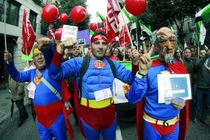 Trabajadores de Nueva Rumana disfrazados de Superman se manifiestan ayer por las calles de Madrid. ::
EFE