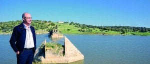 Manuel Cayado, alcalde de Olivenza en el histórico Puente Ajuda, que durante años unió Portugal y Extremadura y que fue destruído definitivamente en el siglo XVIII. ::                             CASIMIRO MORENO