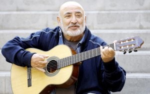 El cantante Peret, uno de los premiados con la Medalla de Oro de las Bellas Artes. ::                             HOY