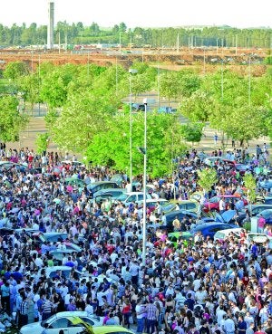 Unas 5.000 personas se concentraron en las inmediaciones del Recinto Ferial de Badajoz. ::                             CASIMIRO