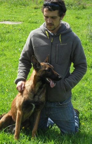 Un adiestrador con uno de los perros que vendrán en otoño. ::
HOY