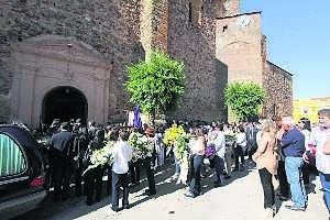 Último adiós multitudinario a Julia del Viejo en su pueblo