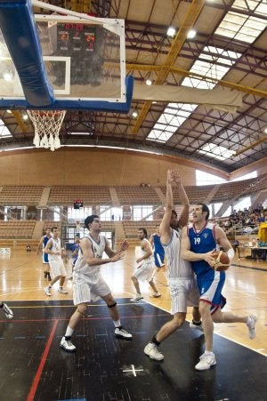 Miguel Ángel Conejero entra a canasta ante una férrea defensa. ::                             PAKOPÍ