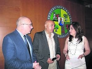 Miguel Ángel Lama, Javier Alonso de la Torre y María Isabel López en un momento de la inauguración. ::
UEX