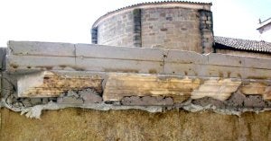 Molduras de mármol unidas mediante cemento en el proscenio del teatro. La foto es de marzo. ::                             CEDIDA