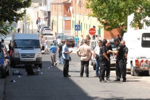 Primeros pasos de la investigación apenas una hora después del tiroteo ocurrido en San Lázaro. En el suelo, marcas con restos de balas. ::                             BRÍGIDO