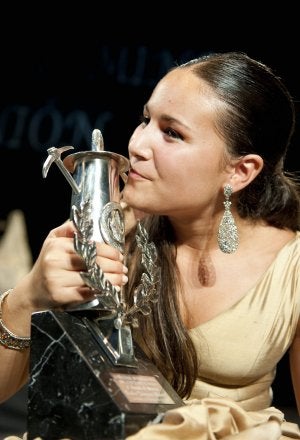 La joven Celia Romero besa la Lámpara Minera que ganó el pasado sábado. ::                             EFE