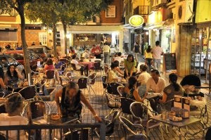 Algunos vecinos en las terrazas de La Heladería y de Pikotheos. ::                             J. V. ARNELAS