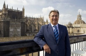 Juan Ignacio Zoido con la catedral de Sevilla al fondo. ::                             HOY