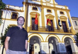 Álvaro Vázquez en la puerta del Ayuntamiento de Mérida. ::                             J. M. ROMERO