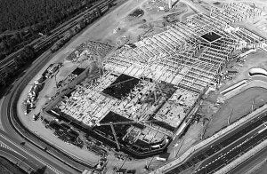 Vista aérea de las obras del centro comercial Faro del Guadiana. ::                             JESÚS RUEDA / GLOBO VISIÓN