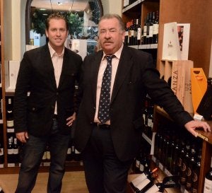 Juan Barrero, junto a su hijo Javier, en la tienda pacense. ::                             CASIMIRO