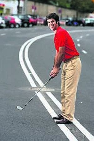 Jorge posa divertido en la cacereña avenida Rodríguez de Ledesma. ::                             LORENZO CORDERO
