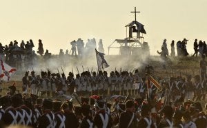 Imagen general de la recreación de la Batalla de La Albuera el pasado mes de mayo, donde se pueden ver los dos bandos luchando. ::                             HOY