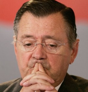 Alfredo Sáenz, durante una conferencia de prensa. ::
DANI CARDONA / REUTERS