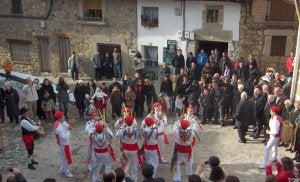 Danzantes en las fiestas de Santa Bárbara. ::                             A.G.S.