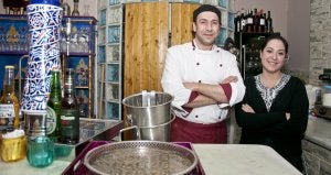 Jerónimo Guisado y Nerea en el restaurante La Medina. ::
PAKOPÍ