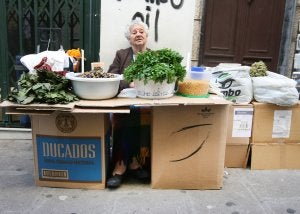 Josefa despacha chochos en Pintores desde hace más de medio siglo. ::                             LORENZO CORDERO