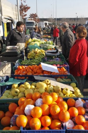 Puesto de fruta en Vegas del Mocho, el pasado miércoles. ::                             ARMANDO