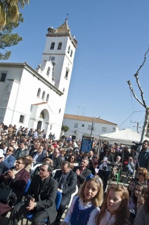 La plaza del pueblo estaba a rebosar de gente. ::                             PAKOPÍ