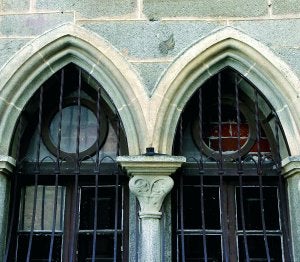 Detalle de ventanas tapiadas de la planta baja del edificio. ::                             A. SOLÉ