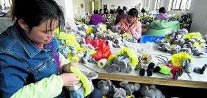 En las fábricas de peluche chinas se trabaja a destajo. Cientos de miles de piezas de la mascota de Londres 2012 tienen que estar en el mercado antes de los Juegos Olímpicos, que empiezan el 27 de julio. ::                             ZIGOR ALDAMA