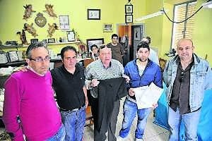 José María Martos, José Antonio Pinilla, Ignacio Méndez, José Luis González y Pedro Díaz muestran uno de los pantalones quemados y los partes médicos. ::                             J. V. ARNELAS