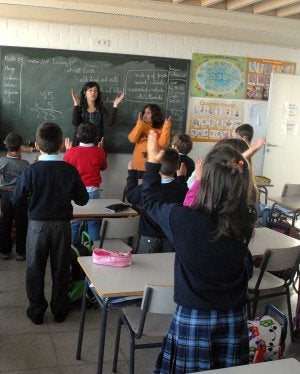 Un grupo de niños asiste a una clase en un colegio extremeño. ::                             HOY