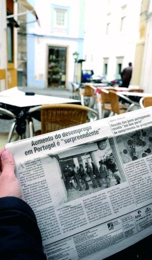 Evora (Portugal). Las noticias sobre la crisis se leen a diario en los periódicos locales y nacionales.   ::                             CASIMIRO MORENO