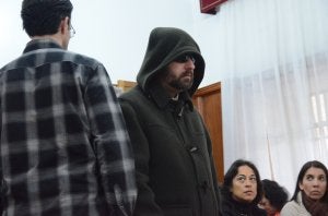 El acusado llegó al juzgado con gafas de sol y cubierto con una capucha. ::                             CASIMIRO