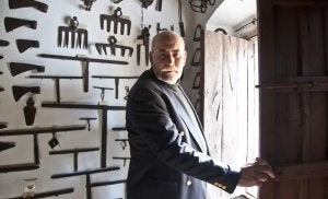 Vivir entre tesoros. Alejandro, en su casa museo, rodeado de muebles, utensilios y paredes de otros tiempos. ::                         PAKOPÍ