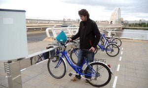 Una de las bases de Mérida, junto al Puente Lusitania en la margen izquierda del río. ::                             BRÍGIDO