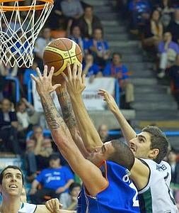 El Cáceres revive e iguala la serie