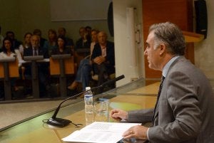 Javier Perianes anunciando su dimisión, y al fondo sus altos cargos. ::                             BRÍGIDO