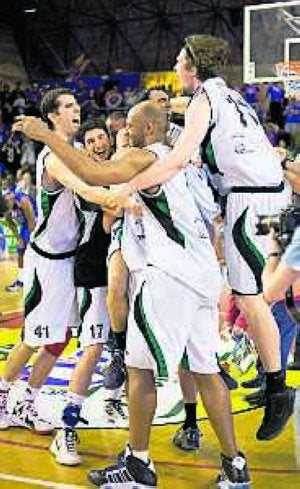 Los jugadores del Cáceres celebraron por todo lo alto la clasificación para semifinales. ::                             JESÚS MATÍAS