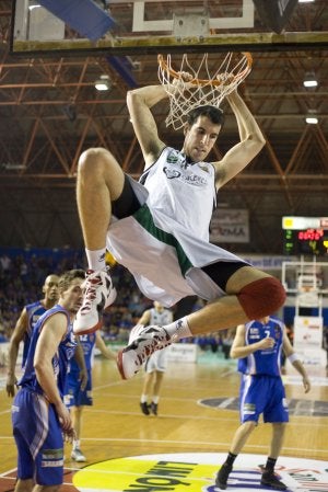 Olmos machaca en el quinto partido de cuartos del final el pasado martes en Burgos. ::                             JESÚS MATÍAS