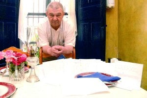 Manuel Sánchez en el interior del restaurante Tabula Calda con las 23 cartas recibidas. ::                             BRÍGIDO