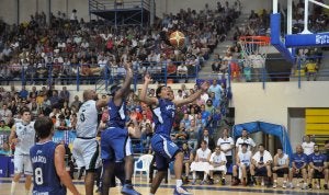 Antelo observa la lucha de Leon Williams en la pintura. El Melilla fue mejor anoche ante una grada muy metida en el partido y mereció el pase a la gran final por el ascenso. ::                             OPTA