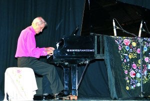 Un momento del concierto del compositor Felipe Campuzano en el coliseo placentino. ::                             PALMA