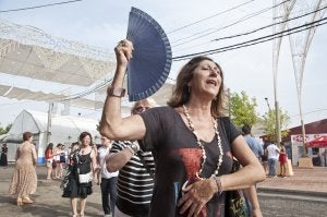 El abanico fue ayer una de las mejores herramientas para combatir el calor en el ferial. ::                             PAKOPÍ