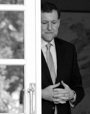 Rajoy, pensativo, antes de recibir a Rubalcaba en la Moncloa. ::
EFE