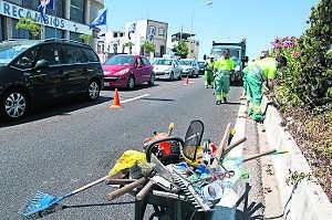 Limpian la mediana de la autopista