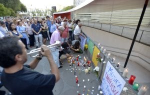 Asistentes al acto de apoyo a la OEx ponen velas. ::                             J. V. ARNELAS