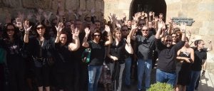 Los funcionarios de Mérida levantan las manos en la puerta de Presidencia de la Junta. ::                             BRÍGIDO